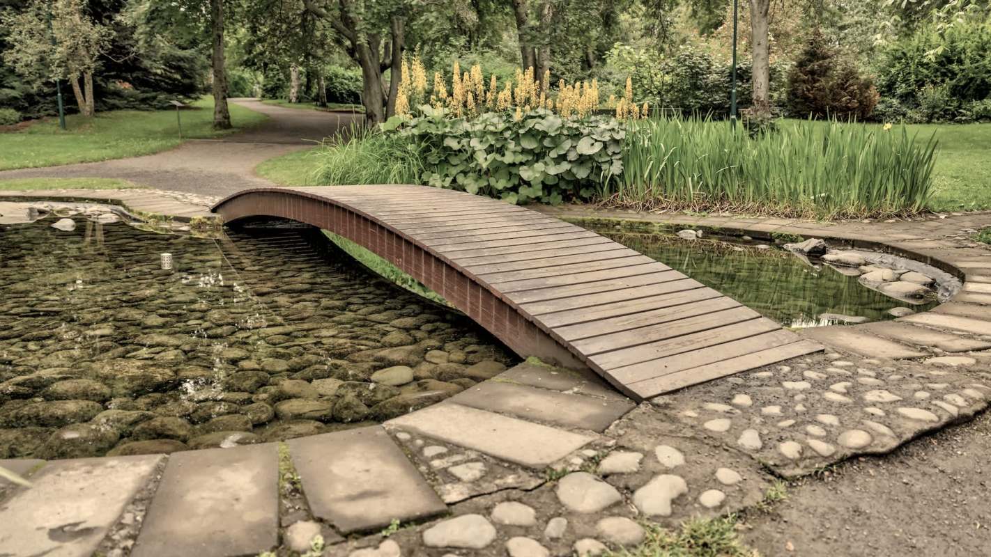 A Redditor saw a blinking light in the grass and shared a video of the object, which was identified by others as disposable vape litter.