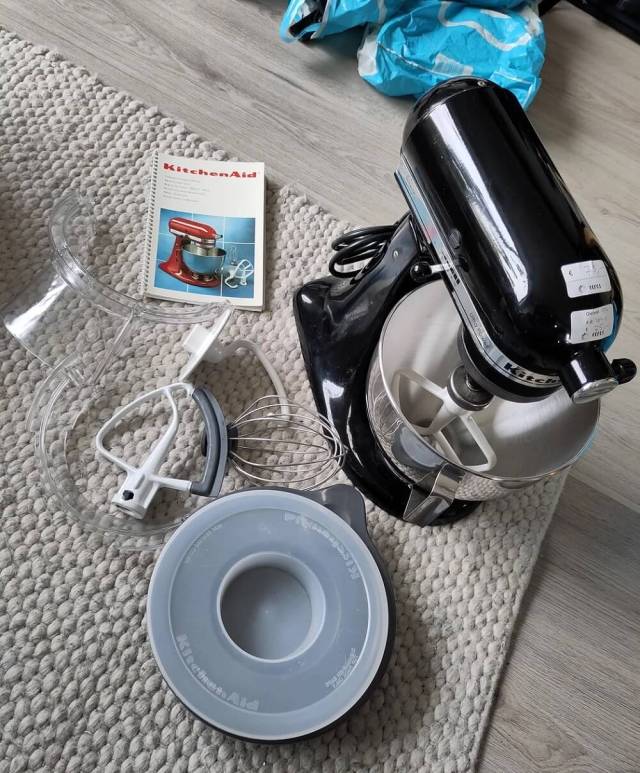 One lucky thrifter scored a KitchenAid mixer for a ridiculously low price thanks to a fortunate series of events.