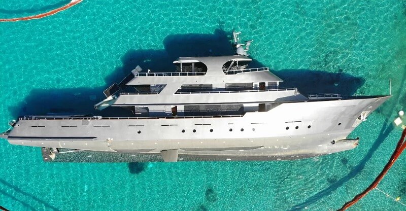 A yacht named 007 ran aground in Greece, and a picture someone took of it prompted Reddit users to make light of the situation.