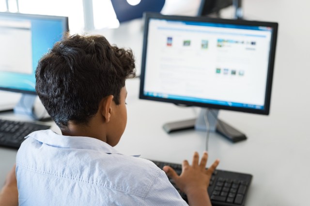 In Chicago, a Silicon Valley-style school is gaining attention as it expands, attempting to optimize educational models that use artificial intelligence.