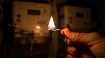 A homeowner interested in energy independence wondered whether it was better to invest in a gasoline-powered generator or solar-powered battery for emergencies.