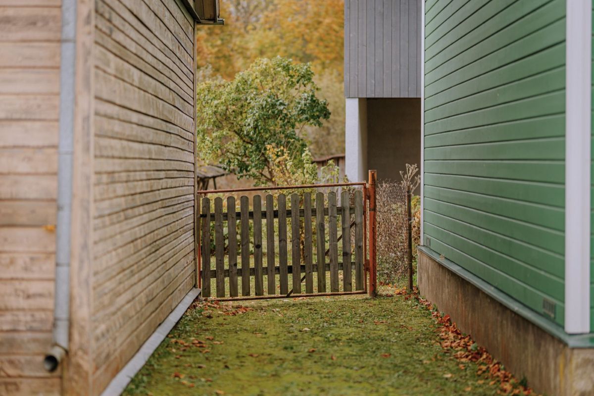 One Redditor is worried about their family's health after smelling smoke from neighbors burning trash at night.