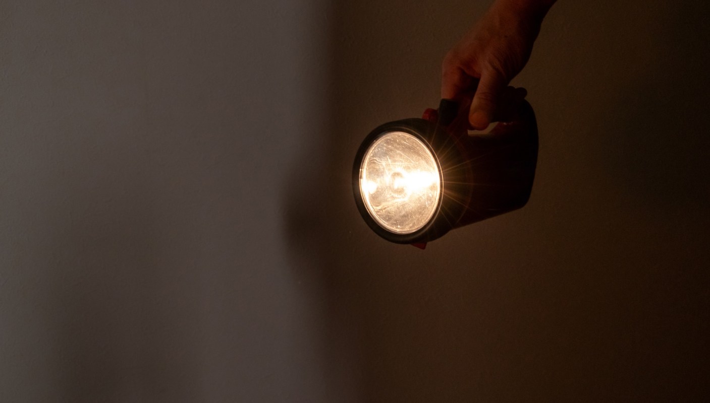 One Redditor shared a workaround that saves money on electric bills and keeps the lights on during power outages: solar-powered battery backup.