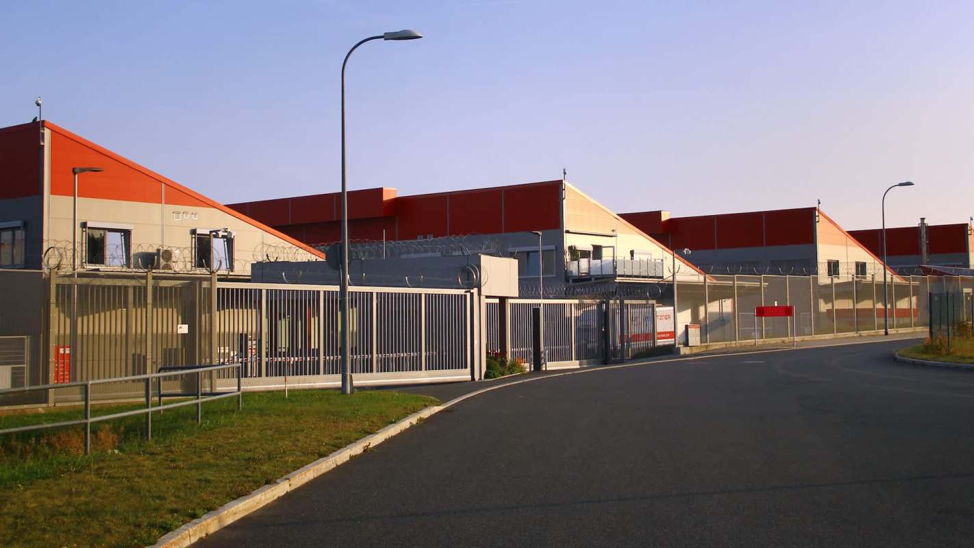 Companies building massive hubs for cloud computing and artificial intelligence are increasingly turning to robot dogs to patrol their facilities.