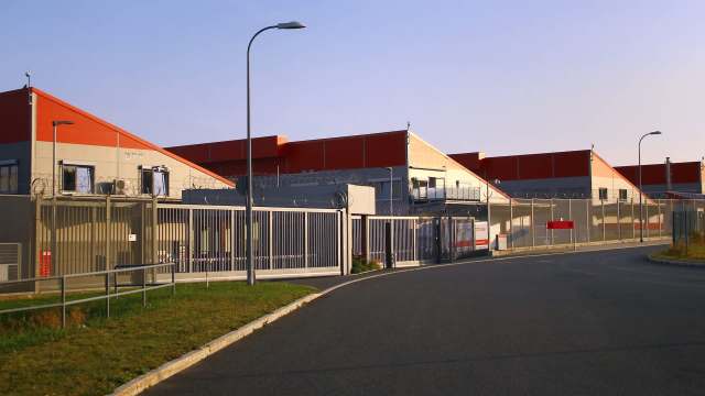 Companies building massive hubs for cloud computing and artificial intelligence are increasingly turning to robot dogs to patrol their facilities.