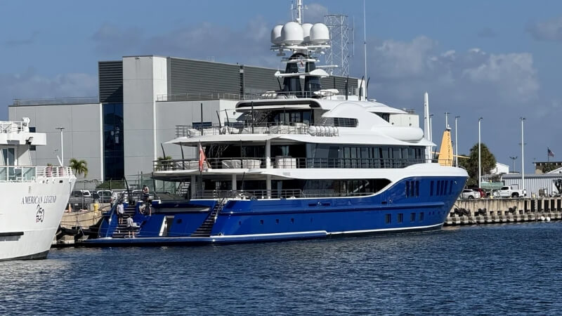 Recently, in St. Petersburg, Florida, a 272-foot superyacht was spotted at the port's wharf near the local airport.