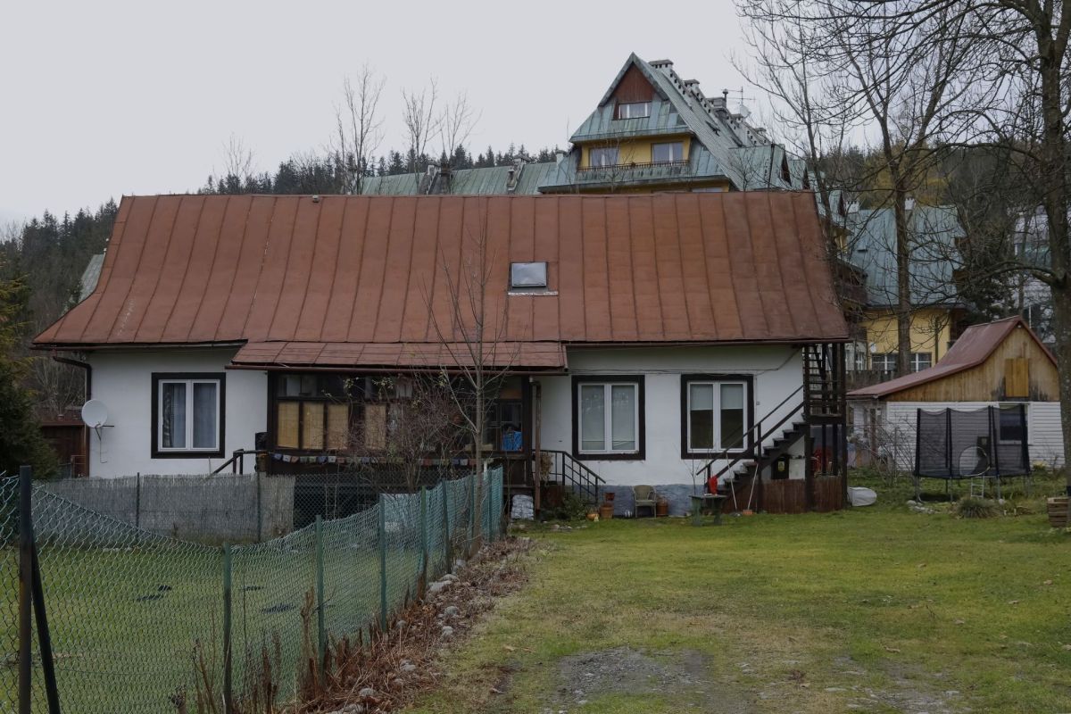 Unfortunately, new homeowners in the area of Mokena, Illinois, experienced an unlucky encounter with two coyotes that almost took their dog’s life.