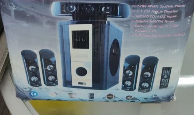 One thrifter found an obvious knock-off purse priced at $500, while another discovered ridiculously expensive thrift store speakers.