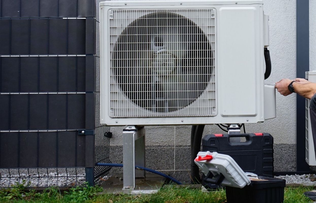 A homeowner took to Reddit to bemoan a baffling installation of a heat pump and furnace system.