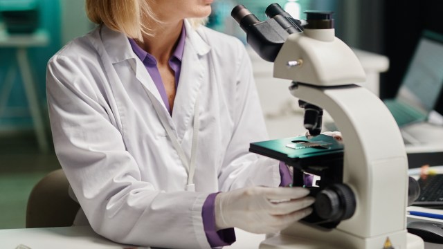 A biochemistry student from the University of Canterbury in New Zealand developed plastic-free packaging made from seaweed.