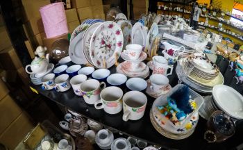 A thrifter found their white whale in a black Le Creuset pan, turning fellow secondhand shoppers green with envy.