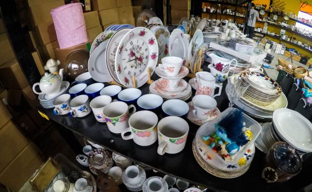 A thrifter found their white whale in a black Le Creuset pan, turning fellow secondhand shoppers green with envy.