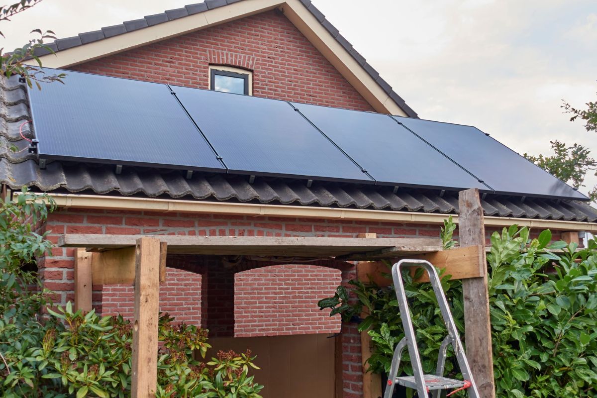 A new report suggests that Americans aren't just installing solar panels anymore — they're increasingly designing entire home energy systems that could lower utility bills.