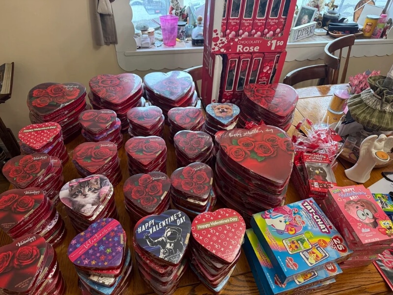 Redditors cheered on a dumpster diver who saved heaps of Valentine's Day items from going to waste.