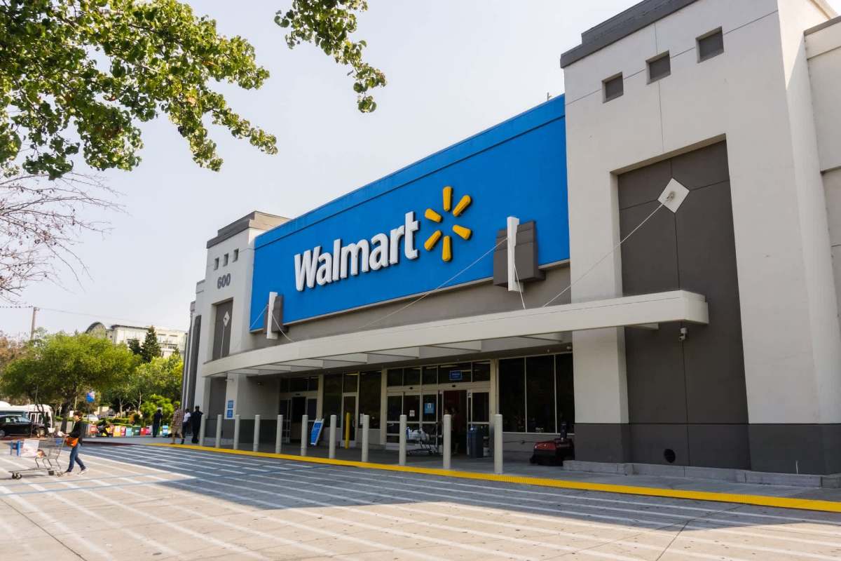 A recent Reddit post is drawing attention to controversial in-store technology after employees at Walmart shared photos showing widespread issues with digital price tags.