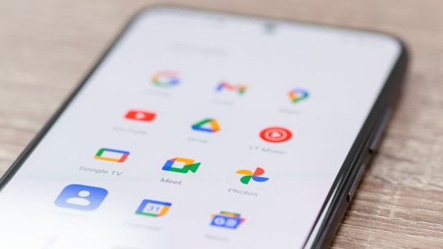A smartphone screen with Google app icons, including Google Photos.