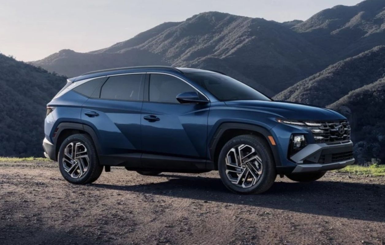 A 2026 Hyundai Tucson in front of mountains.