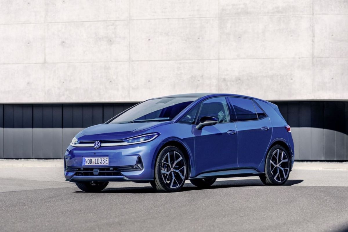 A blue Neo SUV.
