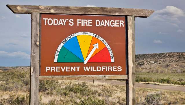 A sign displaying today's fire danger level, indicating a very high risk and urging wildfire prevention.