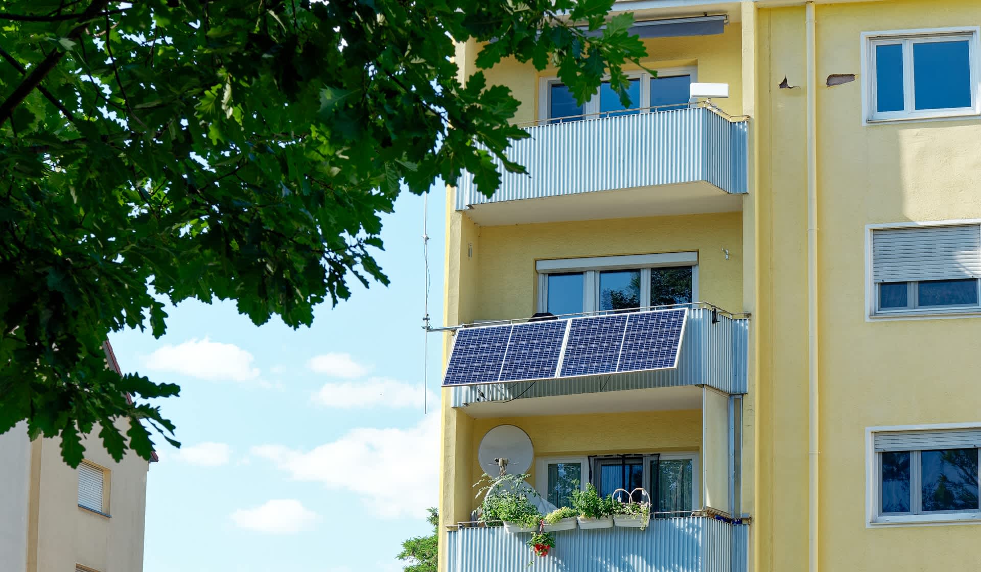 New laws let Maryland and Virginia residents plug in balcony solar and cut power bills by up to 25%