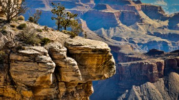 A rocky cliff at the Grand Canyon.