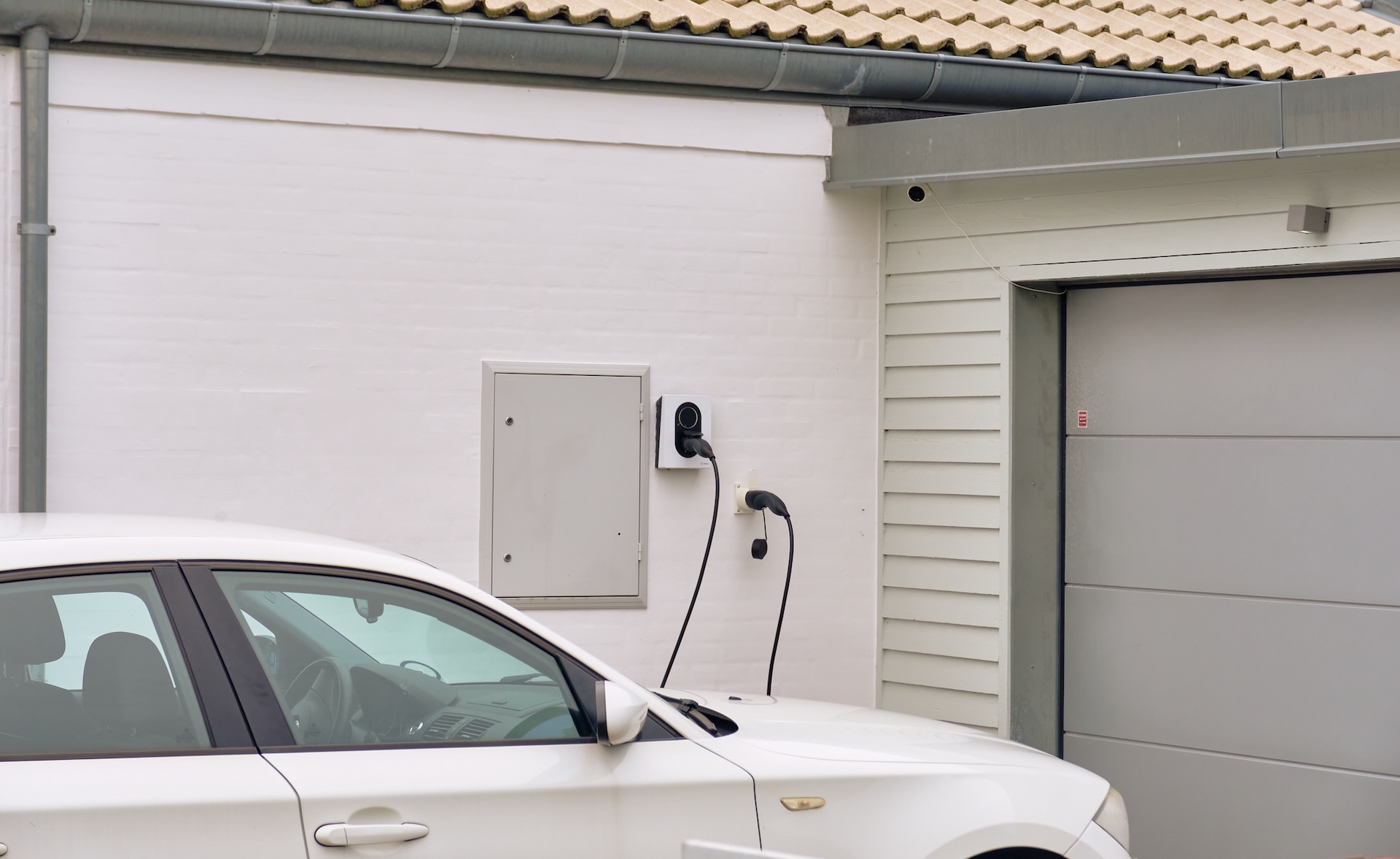 'We use the cars to power our homes': Swedish neighbors slash electric bills with EVs