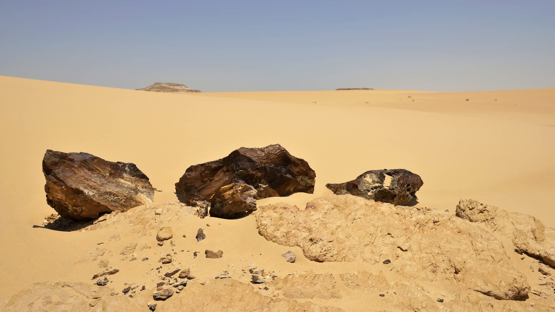 Rare Sahara meteorite may be a fragment of a lost planet destroyed at the solar system's dawn