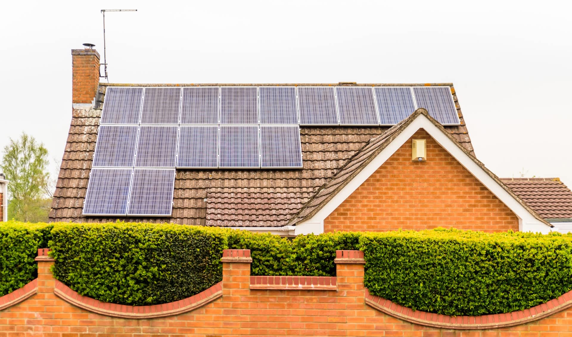 Energy cap rises to almost $2,500 in the UK, but home solar and batteries could cut bills by 44%