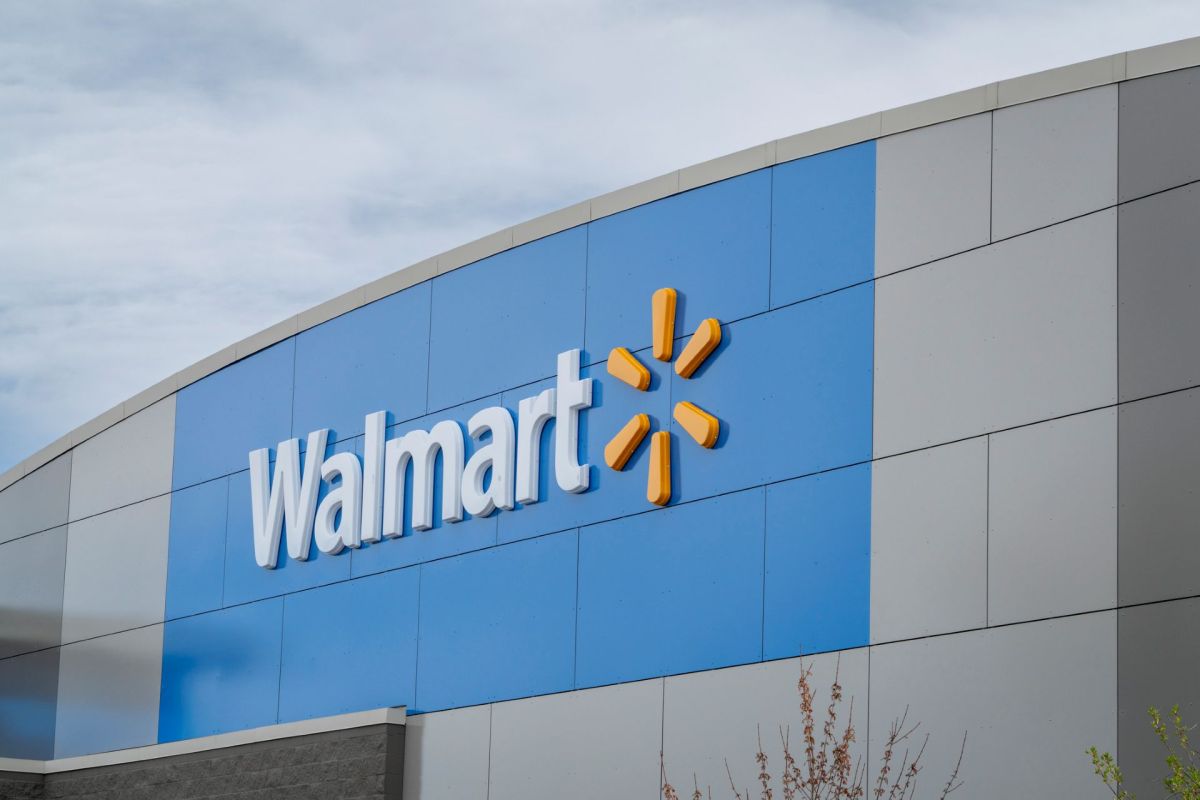 The Walmart sign on a blue and gray building.