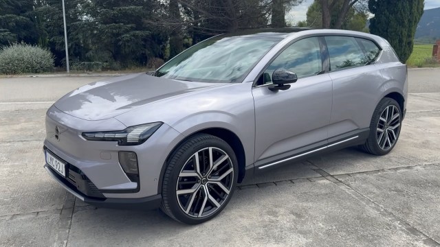 A silver Volvo EX60.