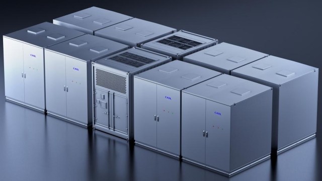 An energy storage system arranged in a grid.