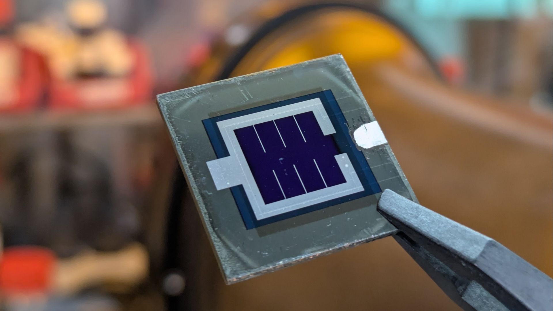 Germany's tandem solar cell clears the 1-square-centimeter hurdle, sets efficiency record