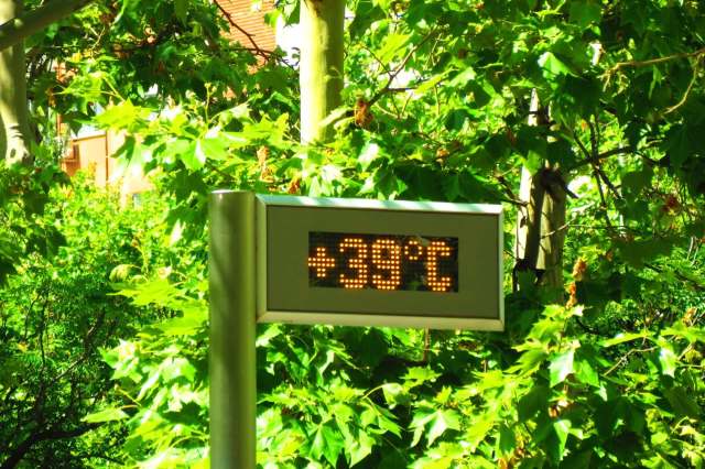 A digital display shows a temperature reading of +39°C.