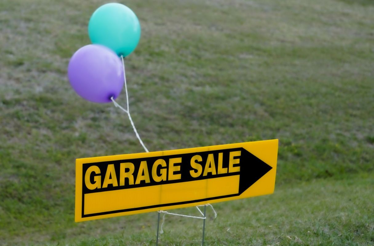 A sign directing people to a garage sale.