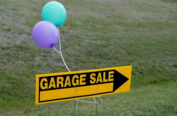 A sign directing people to a garage sale.