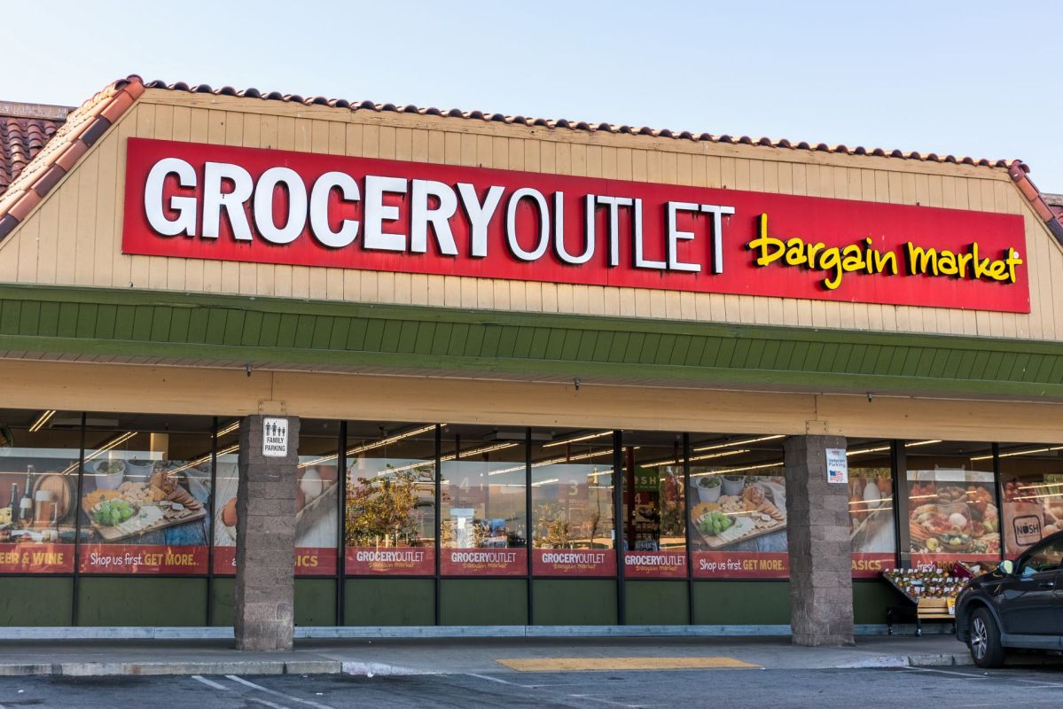 A storefront of a Grocery Outlet.