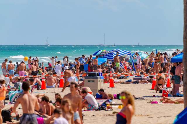 A crowded beach on a sunny day.