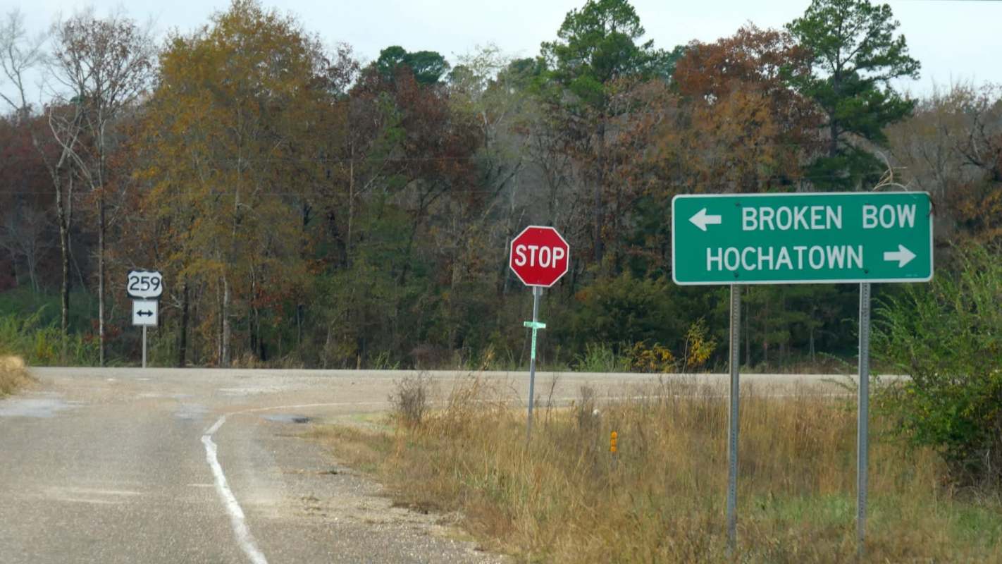 A junction sign for Broken Bow and Hochatown.