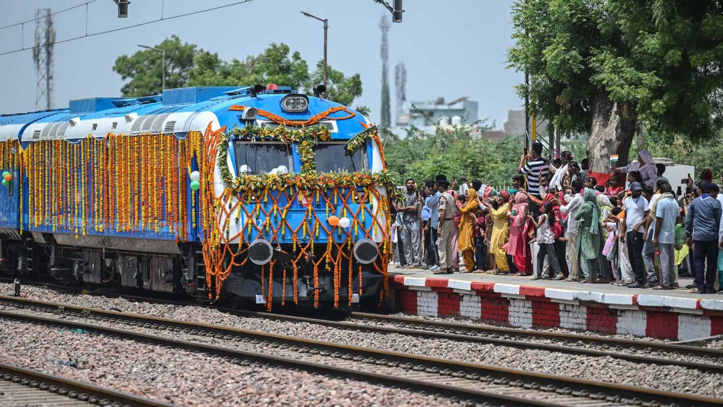 People on a platform near a hydrogen train.