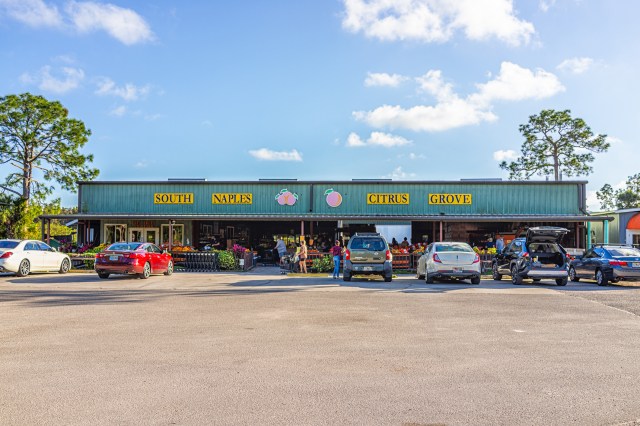 South Naples Citrus Grove store shop, farmer's market selling fruit and vegetable with people shopping by parking lot.