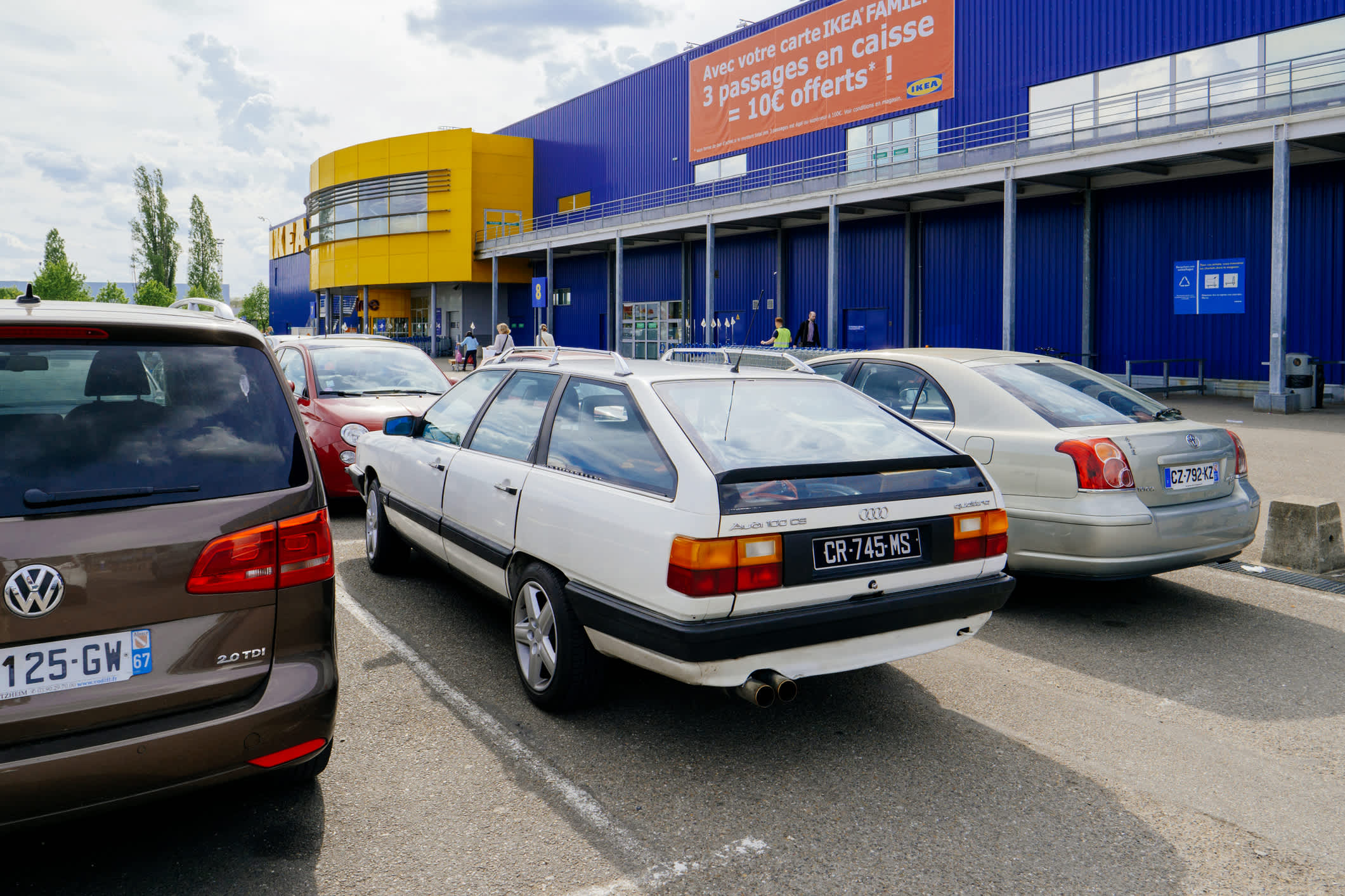 Video shows Parisians flock to IKEA to escape deadly outdoor temperatures