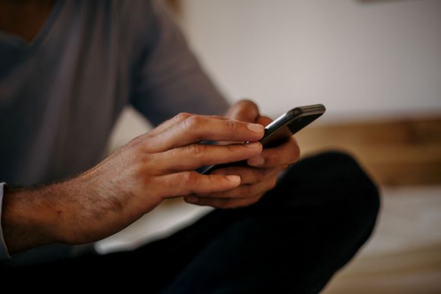 A person holding a cellphone.