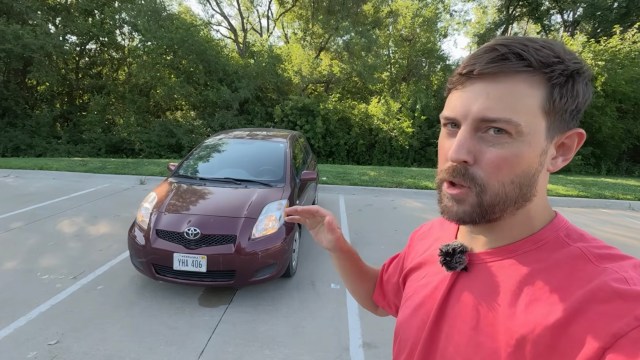 Auto reviewer Kirk Kreifels showcasing a 2010 Toyota Yaris.