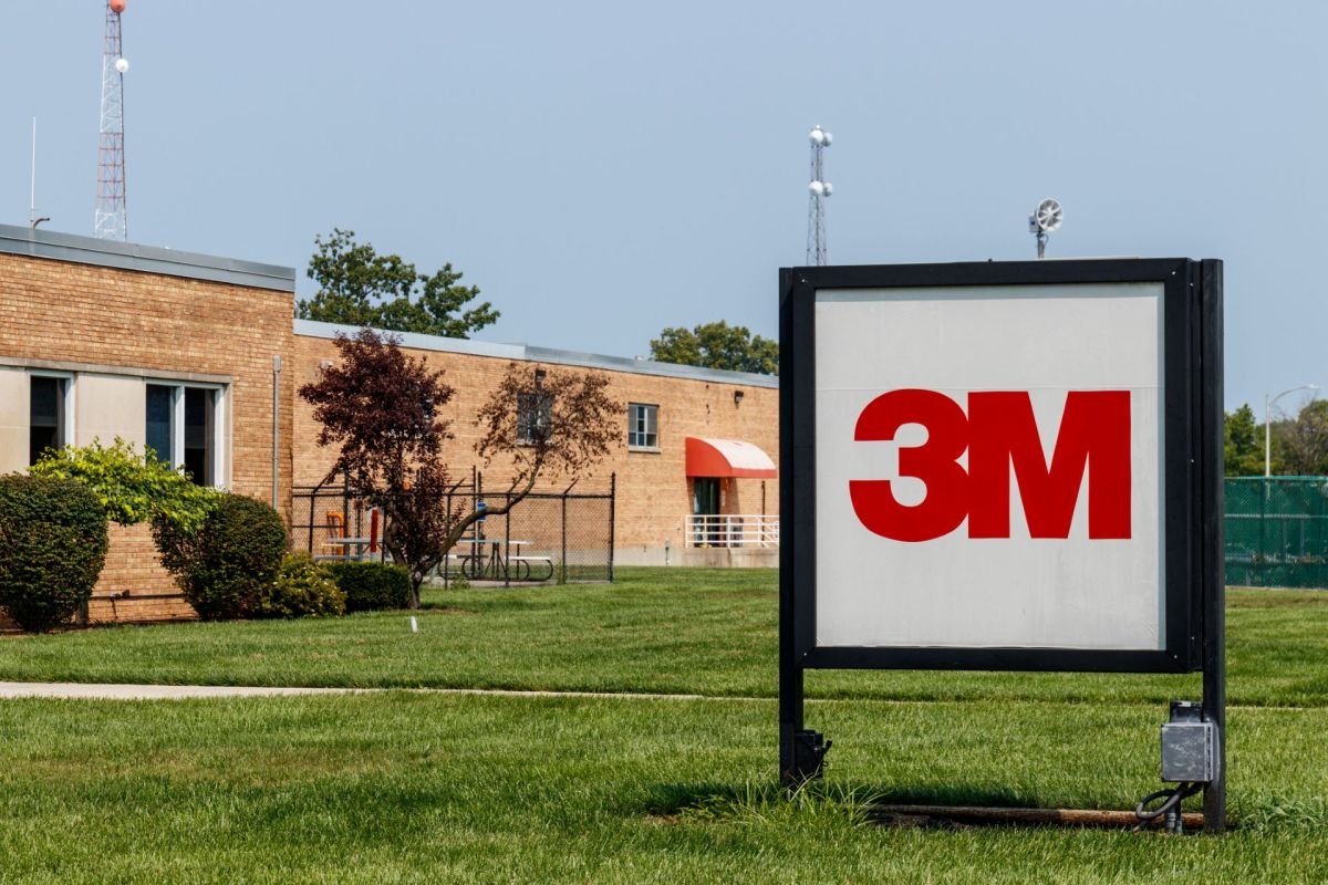 3M logo outside of a manufacturing facility.