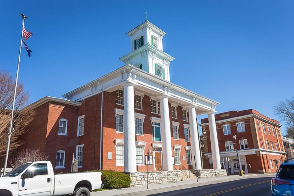 Red brick courthouse with white columns