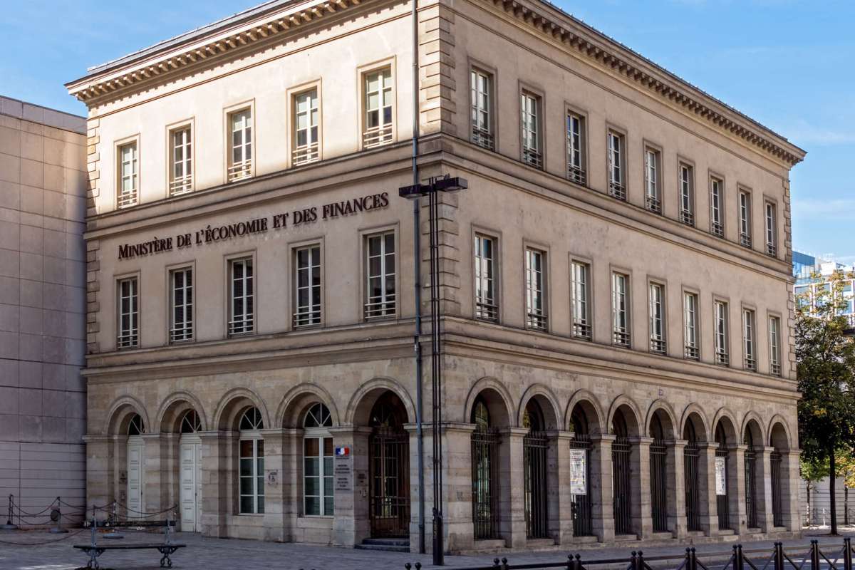 A building featuring arched windows and signs, labeled "Ministère de l'Économie et des Finances."