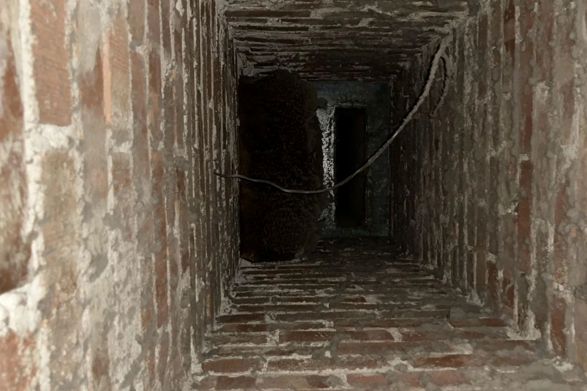 Arizona renter traces dead-animal smell to hidden AC shaft behind floor vent