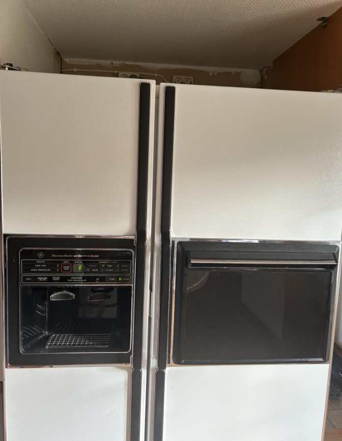 A General Electric refrigerator from the '90s.