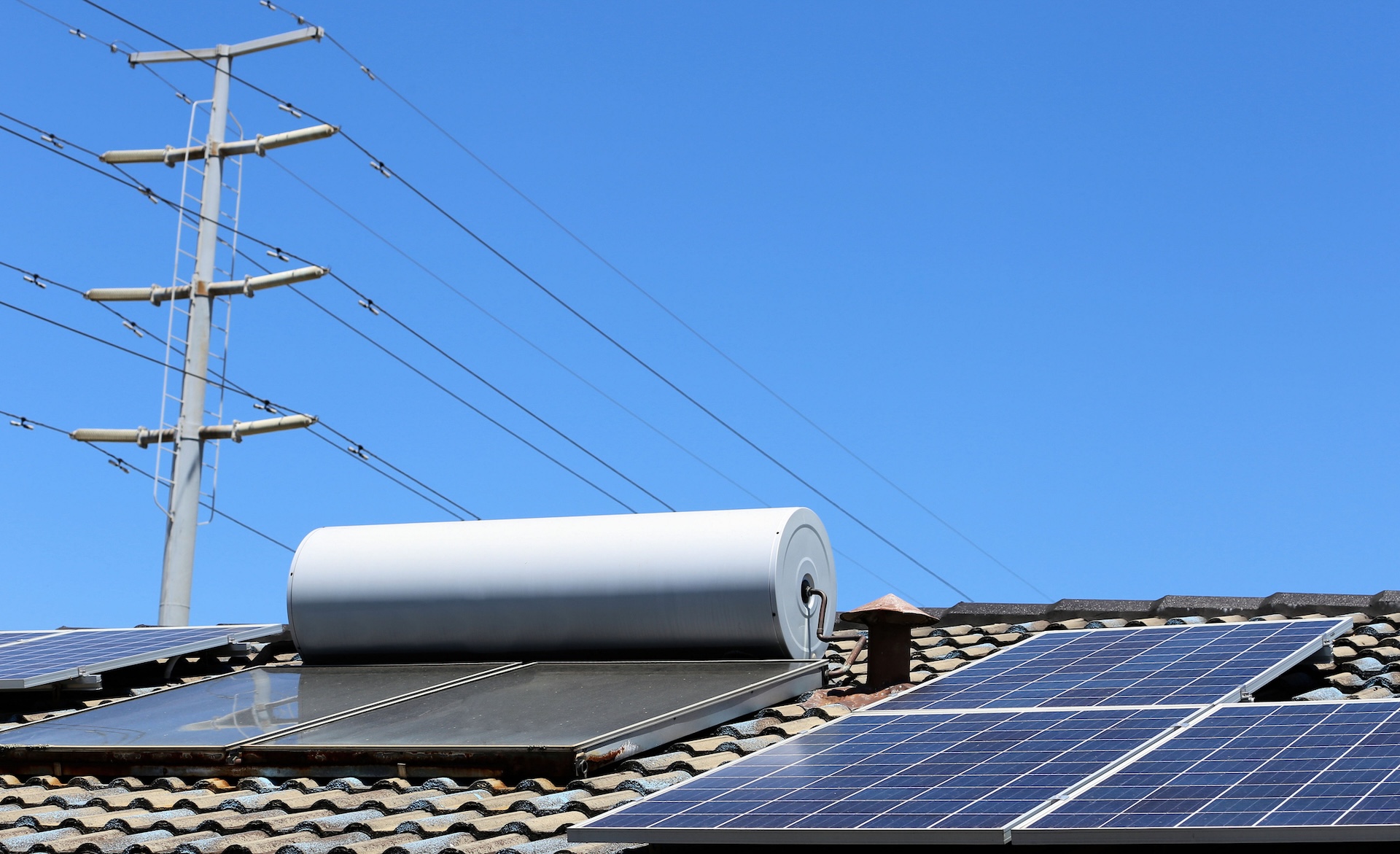 Australia's rooftop solar and battery boom still hits one limit: Most homes can't quit the grid