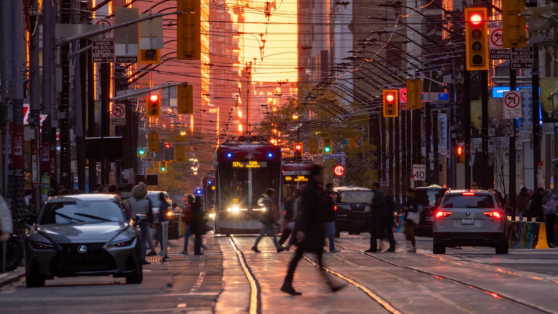 Toronto tourist asks why King Street West isn't car-free after seeing sidewalks overflow